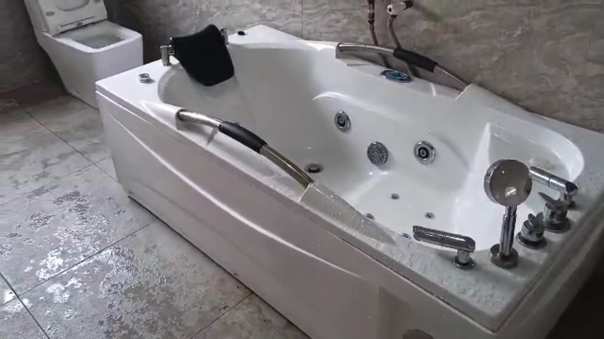 Master bedroom jacuzzi